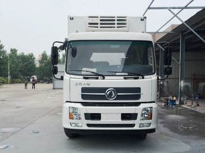 東風天錦6.1米冷藏車與高空作業(yè)車 專業(yè)領域的可靠伙伴